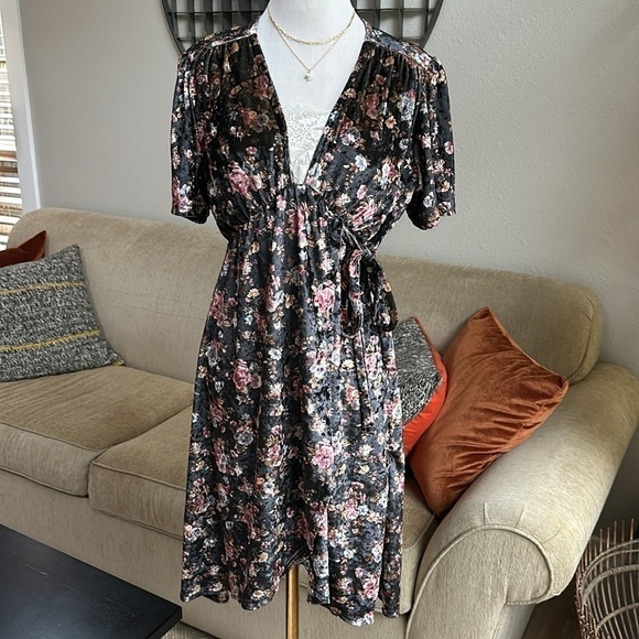 Angie faux wrap floral velvet dress - Picture 3 of 5